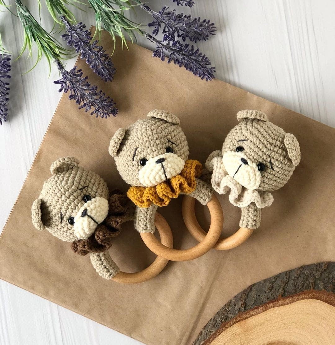 Tutorial on crochet rattle for baby bear