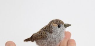 Sparrow in realistic crochet pattern