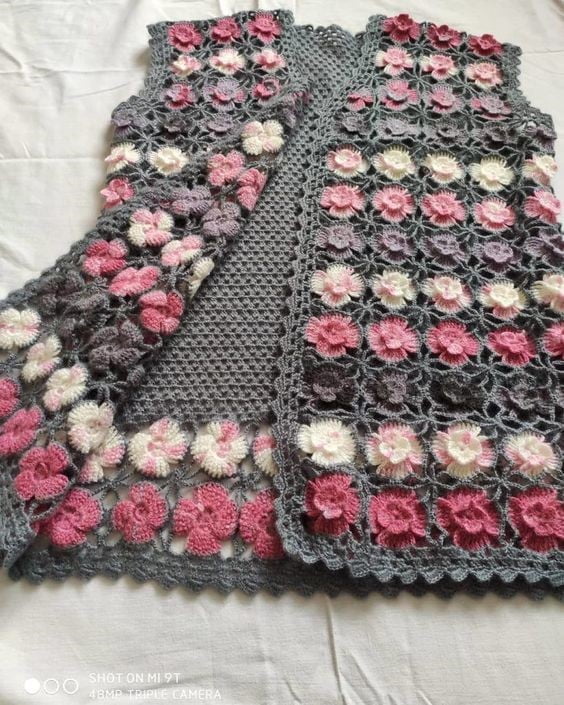 Women's vest in cardigan crochet