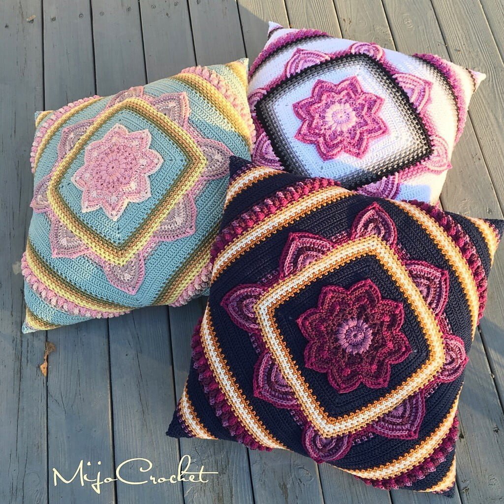 Pillow cover in crochet in flower