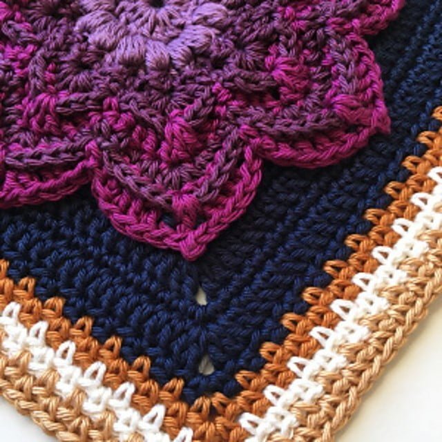 Pillow cover in crochet in flower